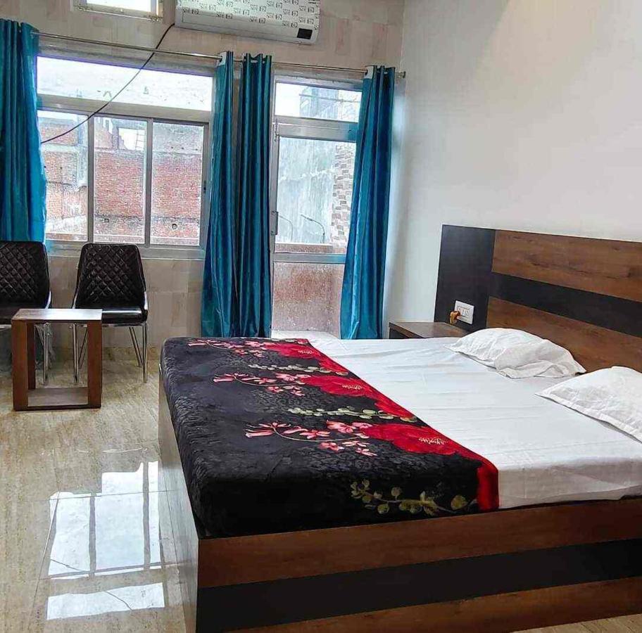 The Nirmala Palace Hotel Ayodhya Buitenkant foto