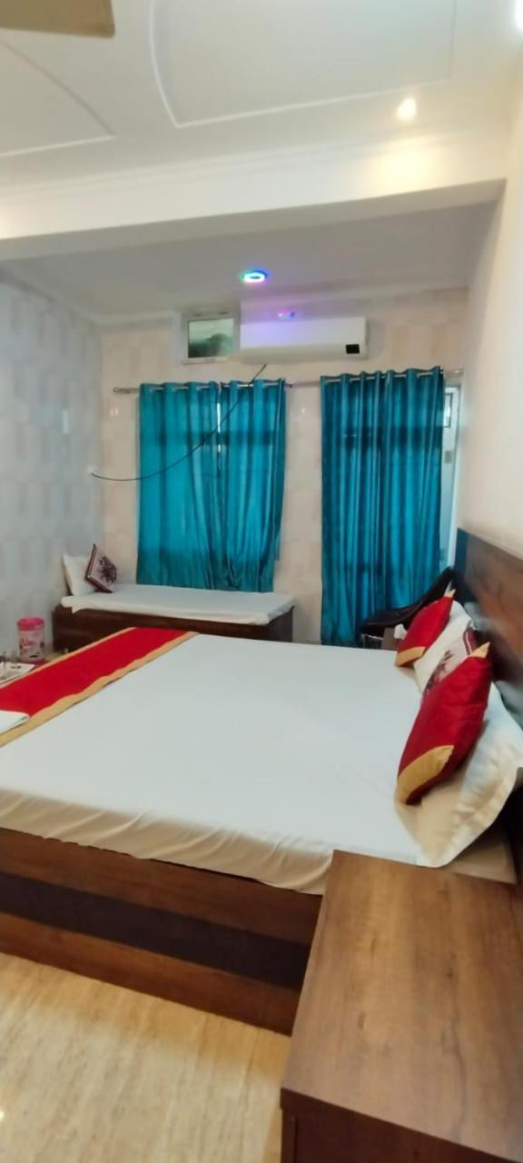 The Nirmala Palace Hotel Ayodhya Buitenkant foto