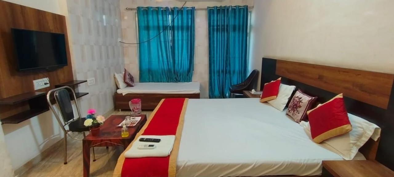 The Nirmala Palace Hotel Ayodhya Buitenkant foto