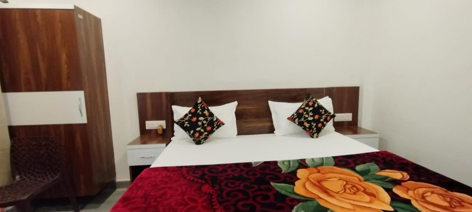 The Nirmala Palace Hotel Ayodhya Buitenkant foto