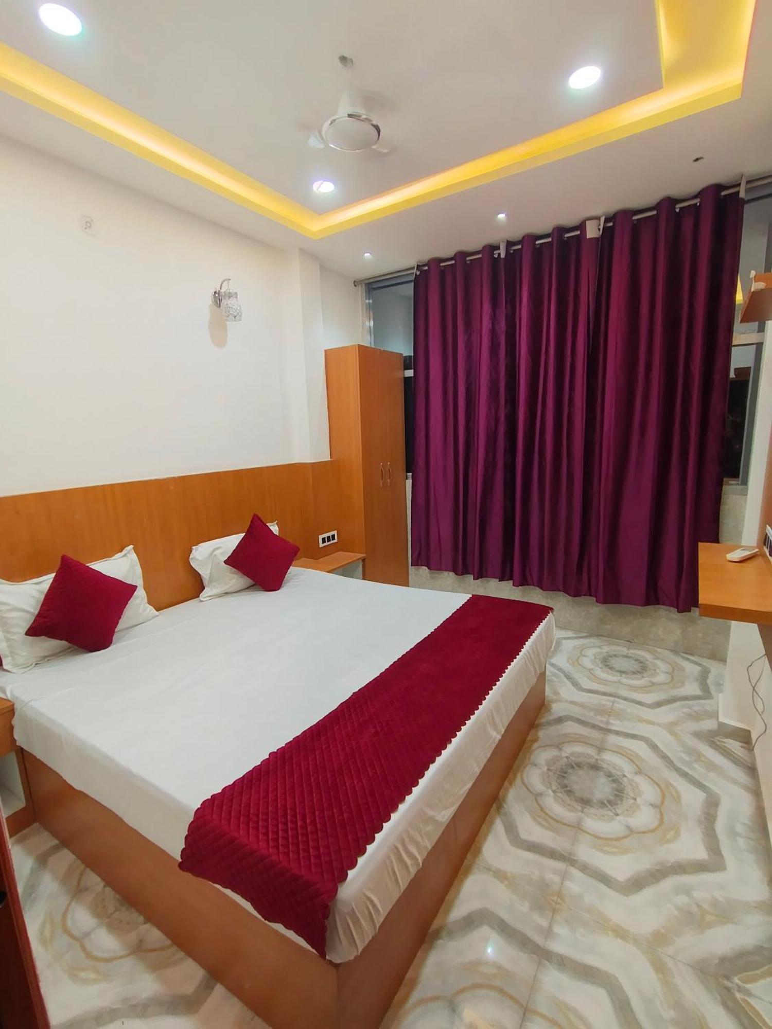 The Nirmala Palace Hotel Ayodhya Buitenkant foto
